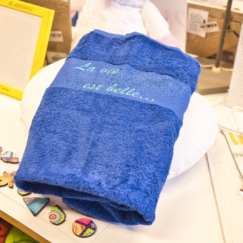 Serviette de bain brodée