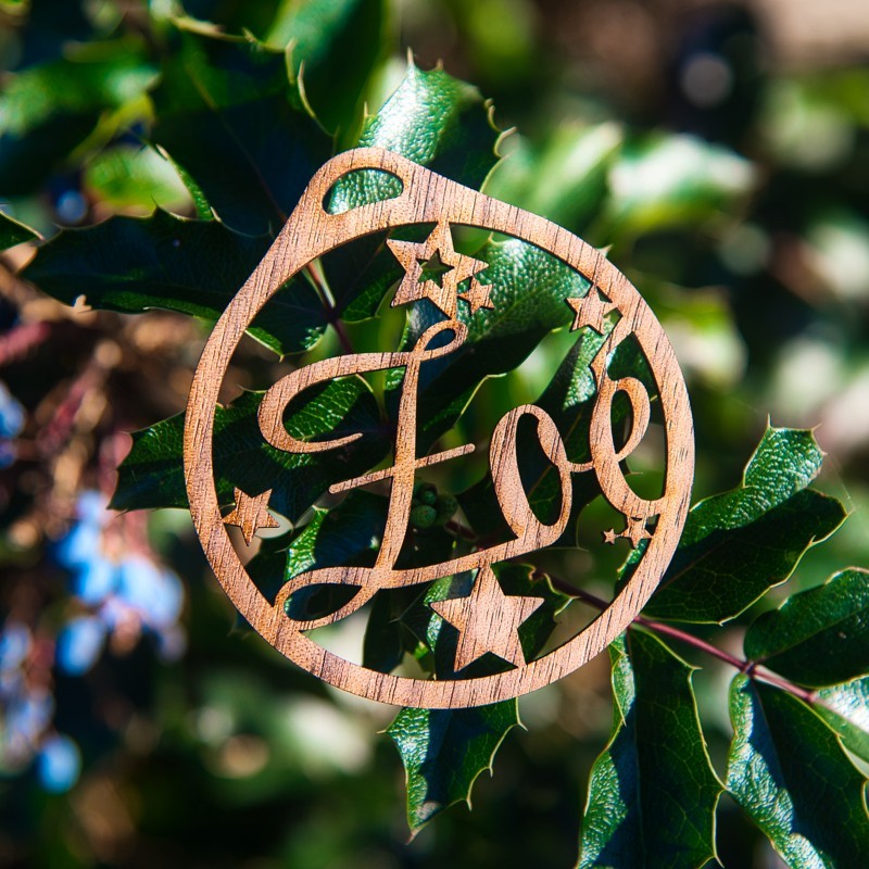 Boule découpée en bois "Etoiles"